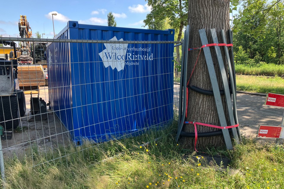 Container staat te dicht bij boom